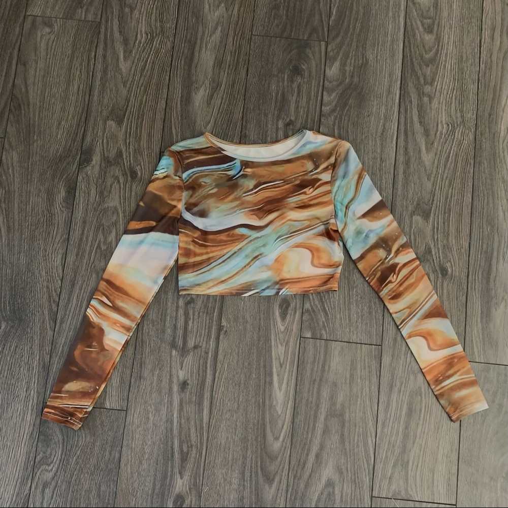 Long-sleeved cropped top